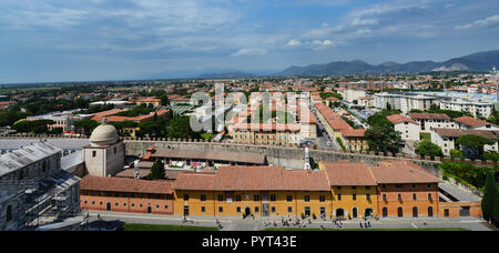 Delle vedute panoramiche di Pisa dalla cima della Torre di Pisa. Foto Stock