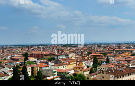 Delle vedute panoramiche di Pisa dalla cima della Torre di Pisa. Foto Stock