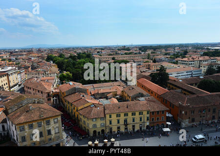 Delle vedute panoramiche di Pisa dalla cima della Torre di Pisa. Foto Stock