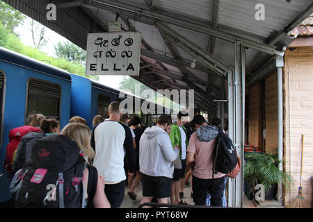 Traduzione: arrivando a ella stazione ferroviaria, un viaggio panoramico attraverso Kandy. Preso in Sri Lanka, Agosto 2018. Foto Stock