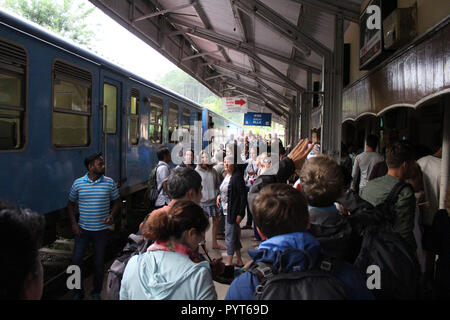 Traduzione: arrivando a ella stazione ferroviaria, un viaggio panoramico attraverso Kandy. Preso in Sri Lanka, Agosto 2018. Foto Stock