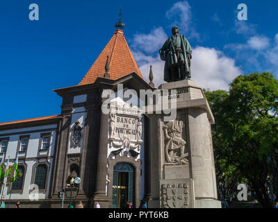 Banca del Portogallo e la statua di João Gonçalves Zarco, Funchal, Madeira, Portogallo Foto Stock