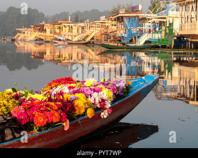 I fiori sono venduti da shikaras su dal lago Foto Stock