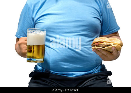 Fat man tenendo la tazza con birra e hamburger sulla sua mano isolate su sfondo bianco. Uomo grasso concetto di dieta Foto Stock