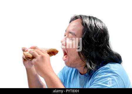 Giovani asiatici fat man di mangiare fast food trancio di pizza isolate su sfondo bianco. Uomo grasso concetto di dieta Foto Stock