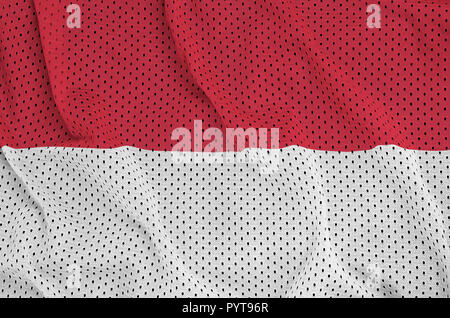 Bandiera dell'Indonesia stampato su un poliestere nylon sportswear tessuto a rete con alcune pieghe Foto Stock