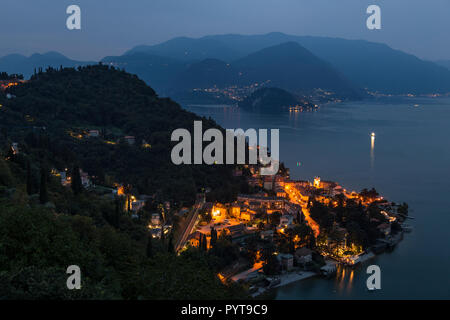 Il comune di Varenna al tramonto sul Lago di Como in Italia settentrionale Foto Stock