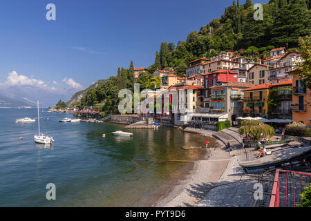 Barche ormeggiate a Varenna sul lago di Como in Italia settentrionale Foto Stock