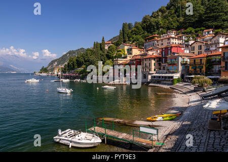 Barche ormeggiate a Varenna sul lago di Como in Italia settentrionale Foto Stock