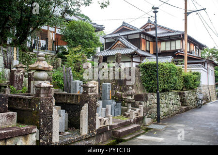 Gli oggetti contrassegnati per la rimozione definitiva nel cimitero di Kyoto, Giappone Foto Stock