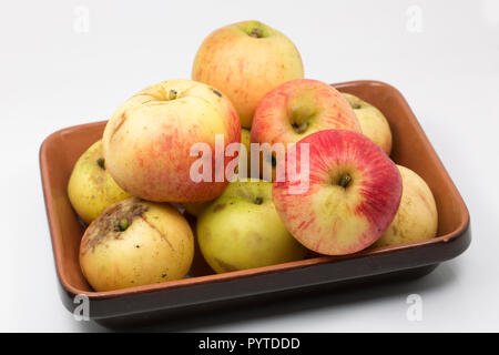 Manna per la cottura le mele che era stato posto in una carriola al di fuori di una azienda agricola per essere dato via libera per i passanti. Ideale per preparare stufati di mele. Phot Foto Stock