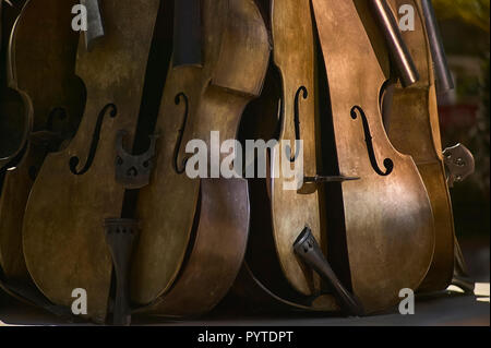 Vecchio vintage violini sono ora ridotti in pezzi e confezionato in un unico palo. Foto Stock