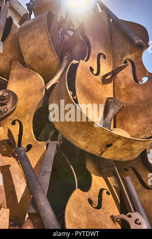 Vecchio vintage violini sono ora ridotti in pezzi e confezionato in un unico palo. Colpo verticale. Foto Stock