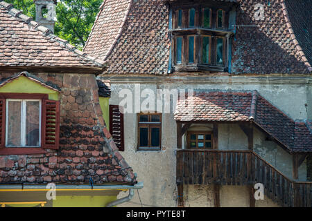 La ROMANIA, Sighisoara. Splendide case storiche sono tipiche per il centro della città vecchia di Sighisoara, un sito patrimonio mondiale dell'UNESCO Foto Stock