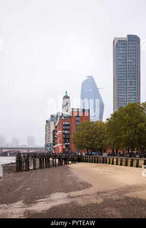 Una nebbia ,Vista nebbiosa oltre il quartiere finanziario di Londra,l'Inghilterra,UK,che mostra la costruzione di osso,uno Blackfriars e della sponda sud di edifici a torre Foto Stock