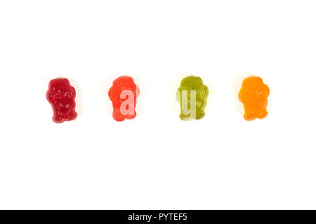 Mangiare colorati gummy bears jelly candy, isolato su sfondo bianco Foto Stock