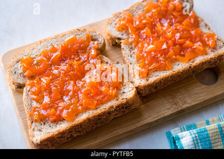 Carota e confettura di rose sul pane / marmellate miste. Alimenti biologici per la prima colazione. Foto Stock