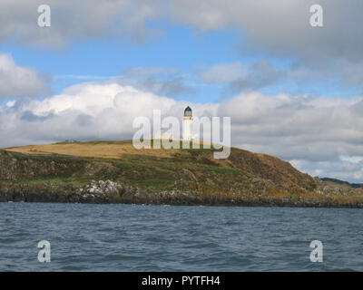 Poco Ross faro sulla piccola isola di Ross visto da una barca verso nord est. Foto Stock