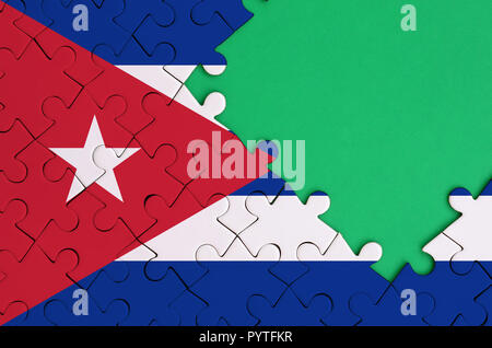 Bandiera di Cuba è rappresentata sul completamento di un puzzle con libero copia verde spazio sul lato destro. Foto Stock