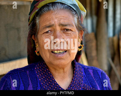 Anziani il nepalese Sherpa/Hyolmo donna con un dente d'oro pone per la fotocamera. Foto Stock