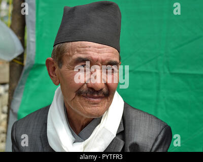 Vestite anziani il nepalese Sherpa/Hyolmo l uomo dal Helambu. Foto Stock