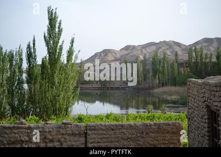 Lago all'ingresso delle rovine Jiaohe paesaggio. 10 km a ovest della città di Turpan nello Xinjiang Uyghur Regione autonoma. Foto Stock