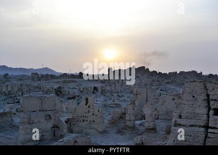 Tramonto a Jiaohe antiche rovine, Turpan, Cina, sito archeologico Foto Stock