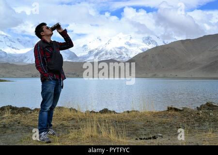 Lago Karakul e snowcovered mountains nello Xinjiang, Karakorum highway, Cina Foto Stock