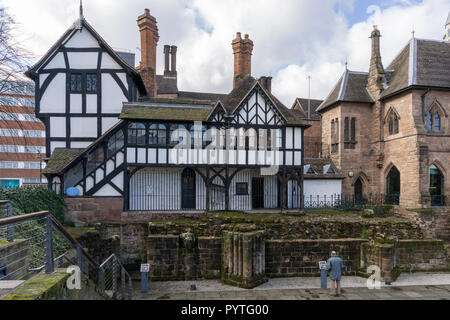 Priory Gardens, Coventry,UK; sito della cattedrale originale con la parte del vecchio Blue Coat Scuola visto in background. Foto Stock