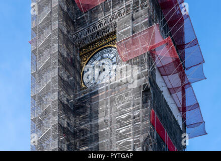 Elizabeth Tower presso le Case del Parlamento. Comunemente chiamato Big Ben, che in realtà è il nome della campana nella torre dell'orologio. Coperta da impalcature. Foto Stock