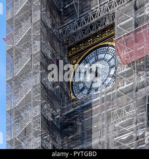 Elizabeth Tower presso le Case del Parlamento. Comunemente chiamato Big Ben, che in realtà è il nome della campana nella torre dell'orologio. Coperta da impalcature. Foto Stock