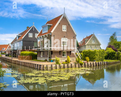 Lungomare storico case con balaustra lungo Canal sull isola di Marken nel lago Ijsselmeer o ex Zuiderzee, Paesi Bassi Foto Stock