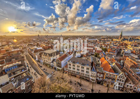 Vista aerea sulla parte storica della città di Groningen al tramonto Foto Stock