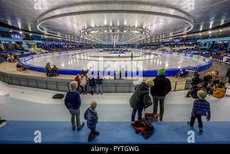 Heerenveen, Paesi Bassi - 9 Dicembre 2016: gli spettatori nel recentemente rinnovato il ghiaccio Thialf stadium durante l'ISU internazionale di coppa del mondo di pattinaggio di velocità cont Foto Stock