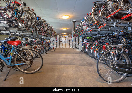 Biciclette pubbliche parcheggio a Groningen stazione centrale. La città di Groningen è stato votato ' ciclo più accogliente città dei Paesi Bassi" per 3 anni ho Foto Stock