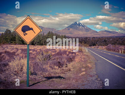 Kiwi cartello segnaletico con vulcano tongariro in background in Nuova Zelanda colore vintage tonificante Foto Stock