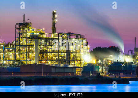 Parte di un industriale pesante area chimica con mistico surreale di luci e colori nel crepuscolo Foto Stock