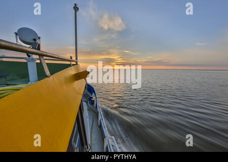 Ultra wide angle shot di viaggio nave passeggeri nelle prime ore del mattino sotto Rising Sun Foto Stock