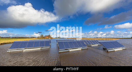 Panorama di unità solari su open corpi di acqua può rappresentare una seria alternativa a terra montati sistemi solari Foto Stock