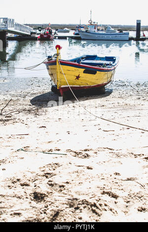 Vecchio di legno barca da pesca nel porto di Santa Luzia, Tavira, Portogallo Foto Stock