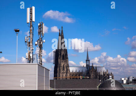 Telefono cellulare a montanti sul parcheggio a più piani della Kaufhof, alto livello di garage, in vista della cattedrale di Colonia, Germania. Mobi Foto Stock