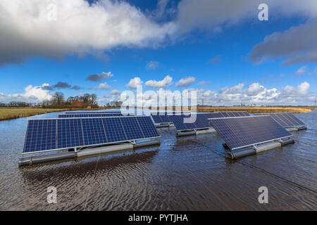 Serie di pannelli solari galleggianti su aprire corpi di acqua può rappresentare una seria alternativa a terra montati sistemi solari Foto Stock