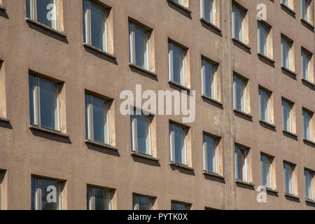 Sfondo di materie edifici in cemento con finestre a prora, Ruegen, Germania Foto Stock