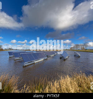 Pannelli solari galleggianti su aprire corpi di acqua può rappresentare una seria alternativa a terra montati sistemi solari Foto Stock