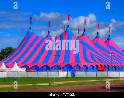 Enorme Big Top tenda del circo, costruisce appositamente per un festival di musica in una giornata di sole nel parco Foto Stock