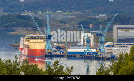 Edificio di nave di supporto offshore nave in costruzione al cantiere navale in fjord in Norvegia Foto Stock