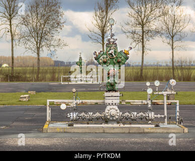 Testa di pozzo nel lavoro campi di gas naturale di sito di elaborazione in nord europa Foto Stock