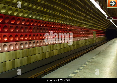 Stazione Staromestska della metropolitana di Praga, piattaforma vuota. Vista in prospettiva Foto Stock