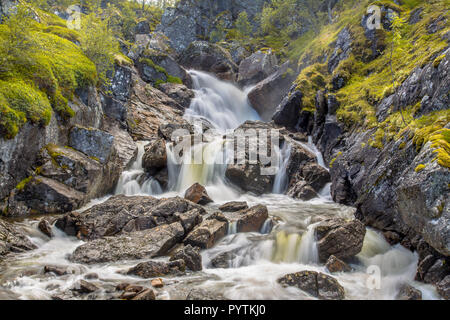 Cascata con una lunga esposizione e sfocata flusso acqua nel Parco Nazionale di Hardangervidda Foto Stock