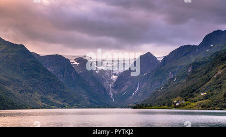 Vista del ghiacciaio Briksdalsbreen valle dal lago Oldevatnet in Norvegia Foto Stock